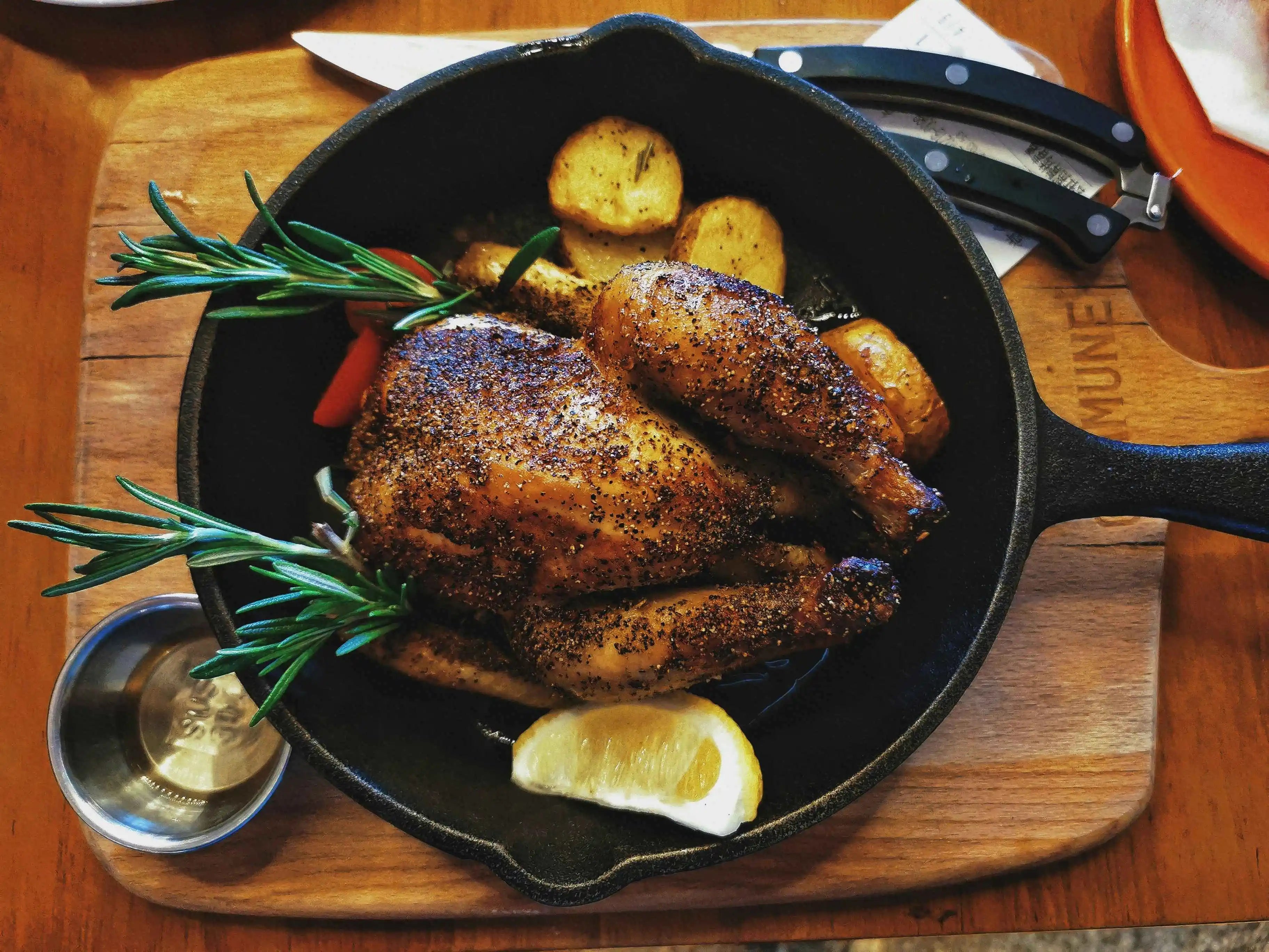 Poulet rôti aux herbes de Provence et lavande : la recette signature de Terre Ugo