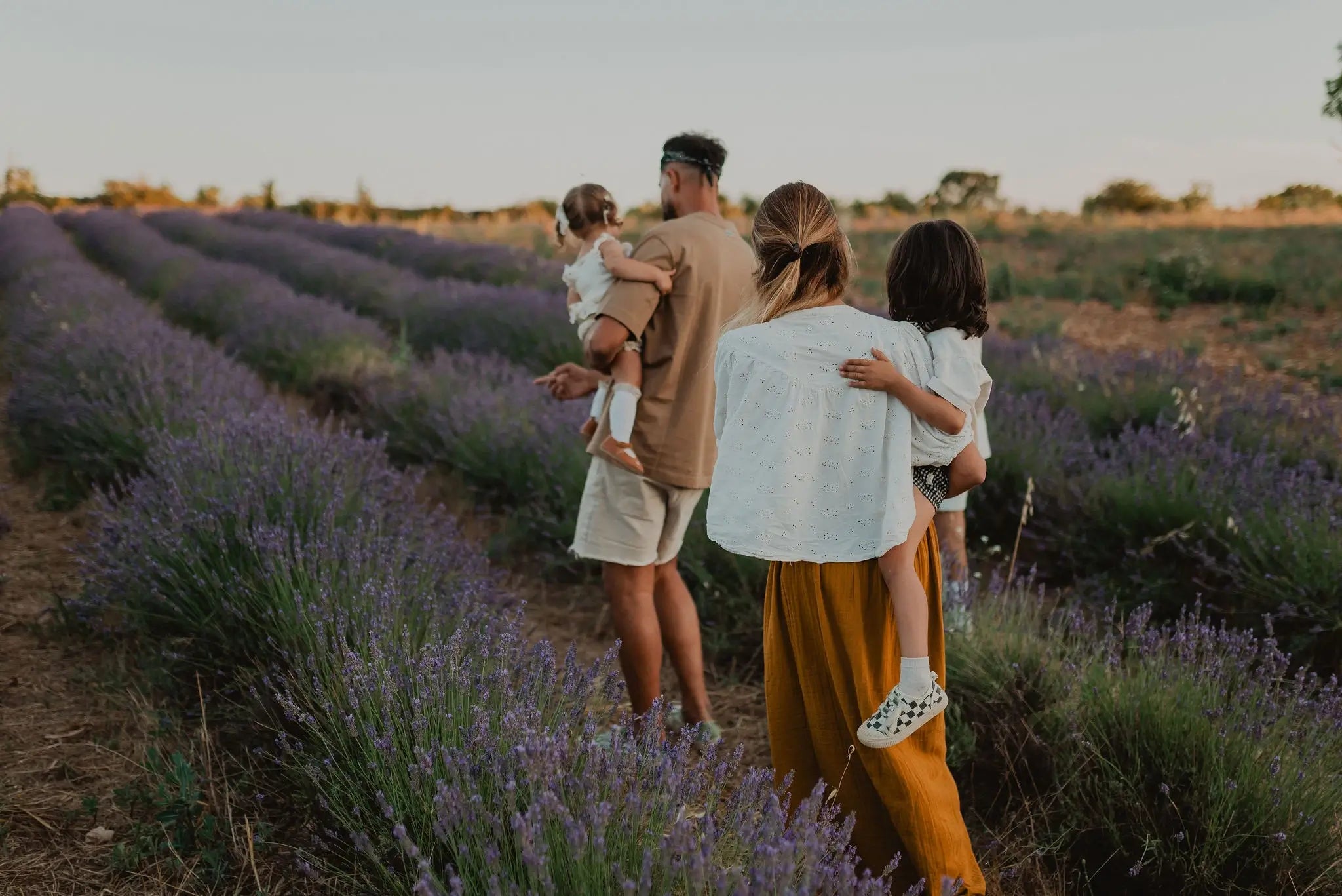 Famille dans notre champ de lavande d'Aix-en-Provence. 