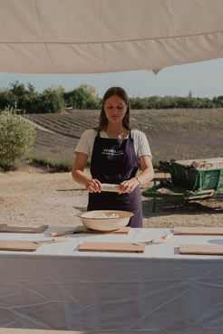 Découpage du savon à la lavande. Ayez la possibilité de customiser votre propre création en achetant le billet d'entrée et Atelier customisation de savon.