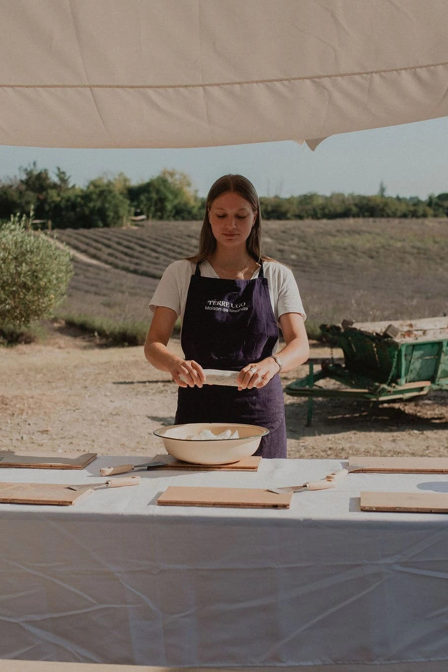Découpage du savon à la lavande. Ayez la possibilité de customiser votre propre création en achetant le billet d'entrée et Atelier customisation de savon.