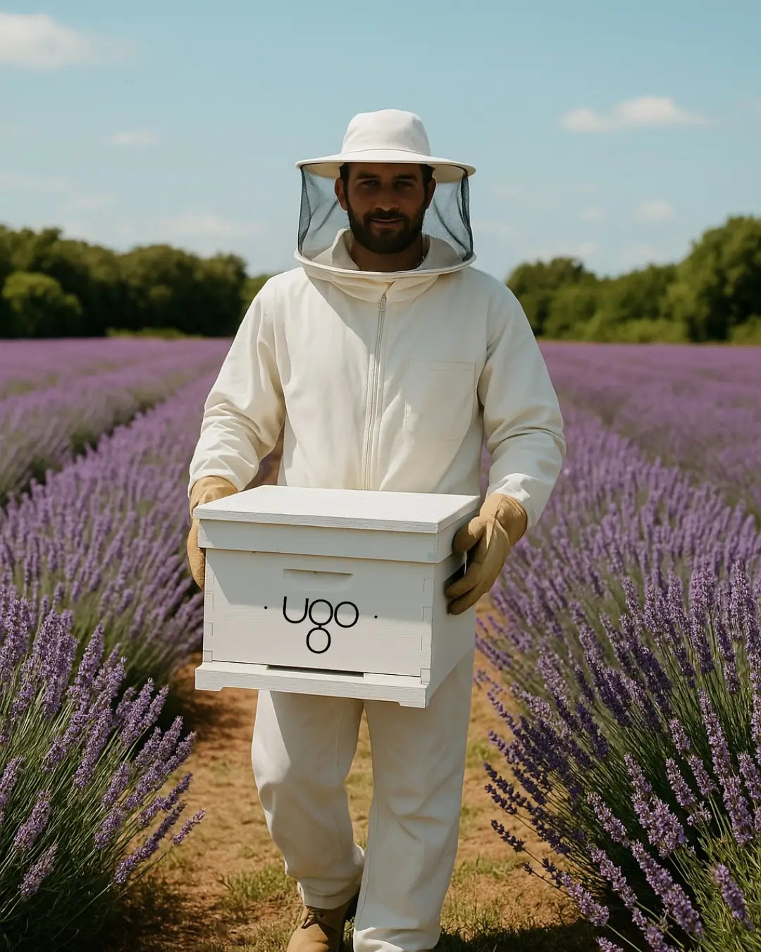 Apiculteur Terre Ugo à notre domaine d'Aix-en-Provence. 