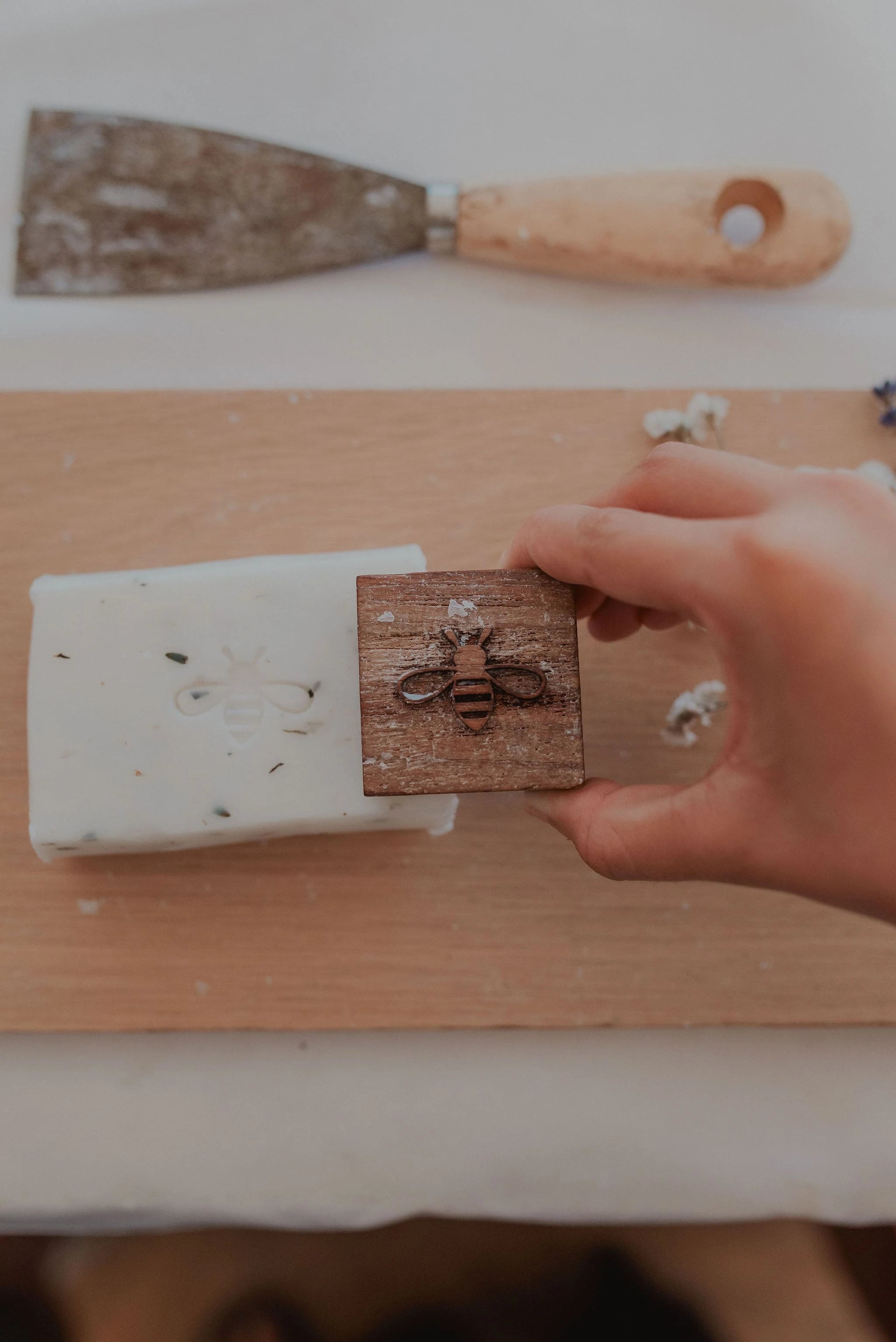 Savon à la lavande tamponné, réalisé lors de notre atelier ludique. Inclus dans le Billet d'entrée et Atelier customisation de savon. 