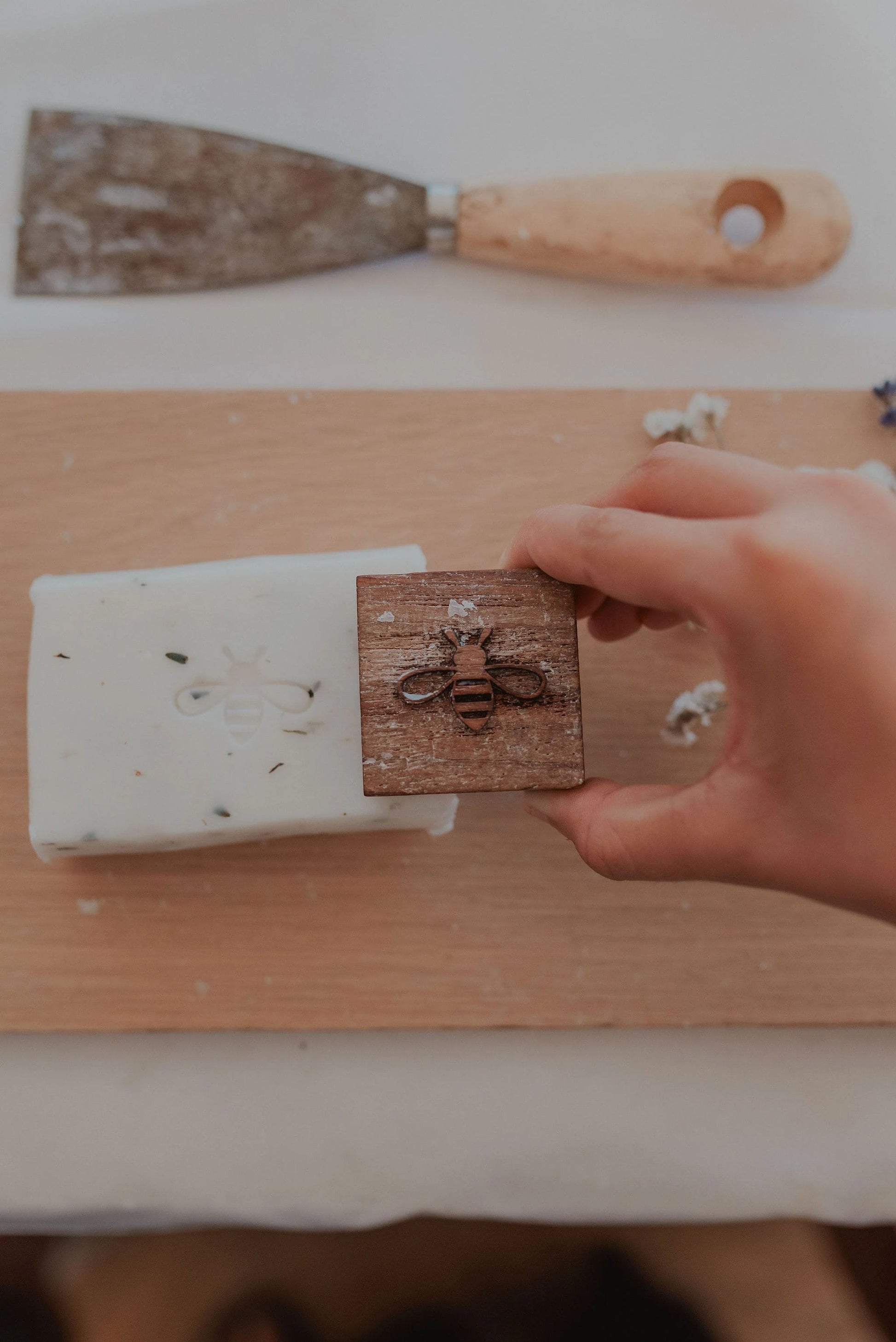 Savon à la lavande tamponné, réalisé lors de notre atelier ludique. Inclus dans le Billet d'entrée et Atelier customisation de savon. 