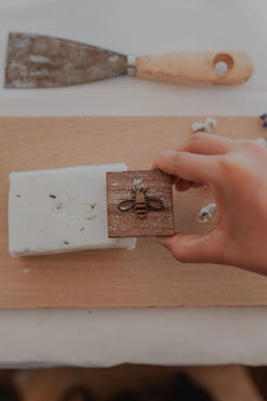 Savon à la lavande tamponné, réalisé lors de notre atelier ludique. Inclus dans le Billet d'entrée et Atelier customisation de savon. 