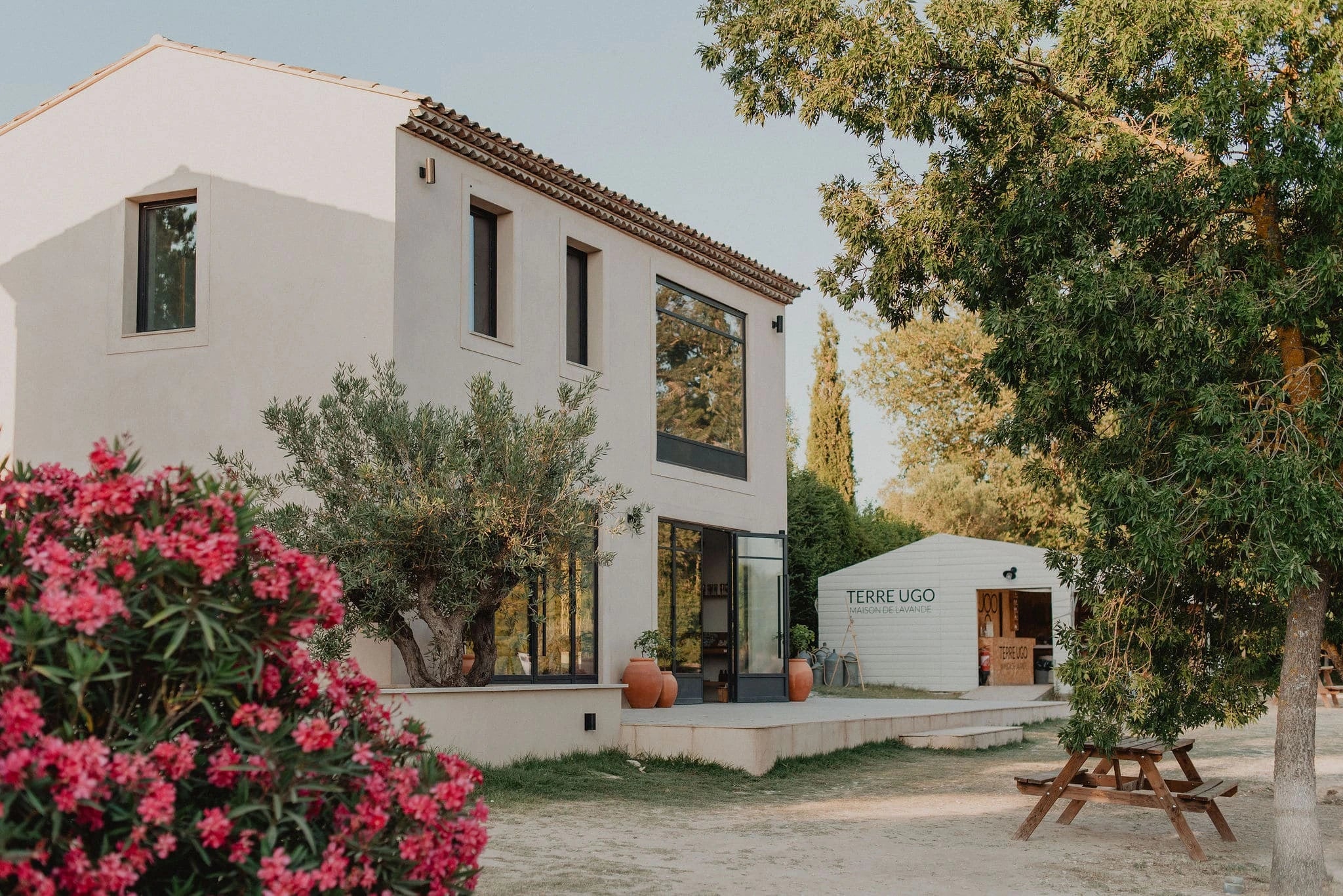 Boutique située à Aix-en-Provence ouverte de Lundi à vendredi et toute la semaine l'été. 
