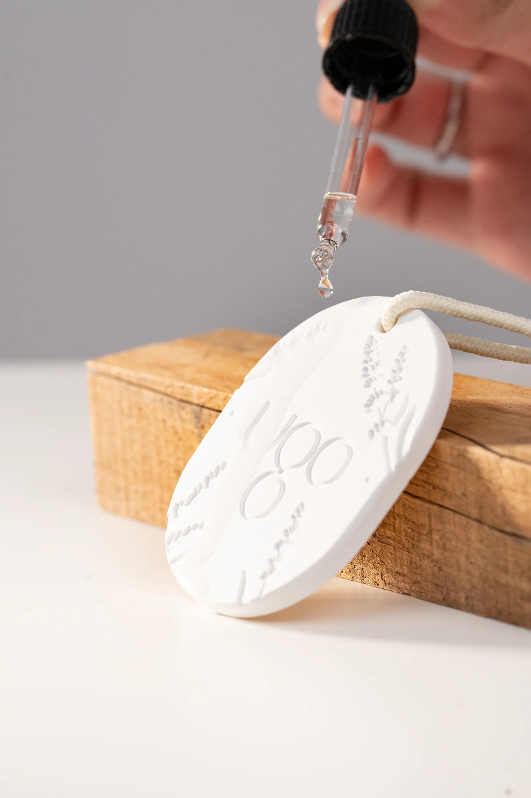 Utilisation du diffuseur d'ambiance en céramique pour huiles essentielles de Terre Ugo. 