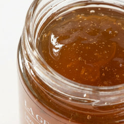 Gros plan de la gelée de lavande Terre Ugo, focus sur la texture. 