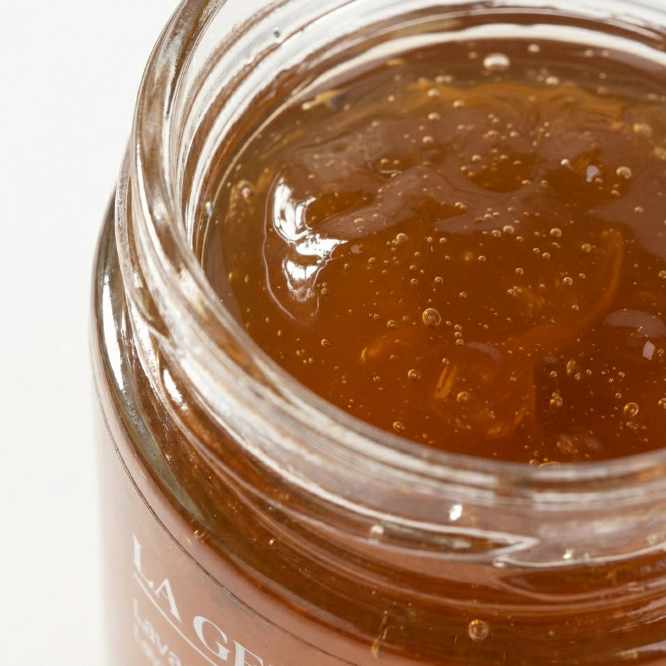 Gros plan de la gelée de lavande Terre Ugo, focus sur la texture. 