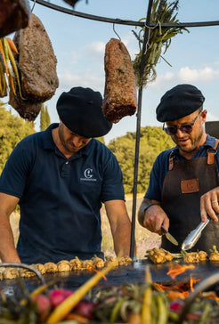 Membres de Tournebroche Gueuleton au brasero dans le domaine Terre Ugo pour la soirée "Les Banquets d'été". 