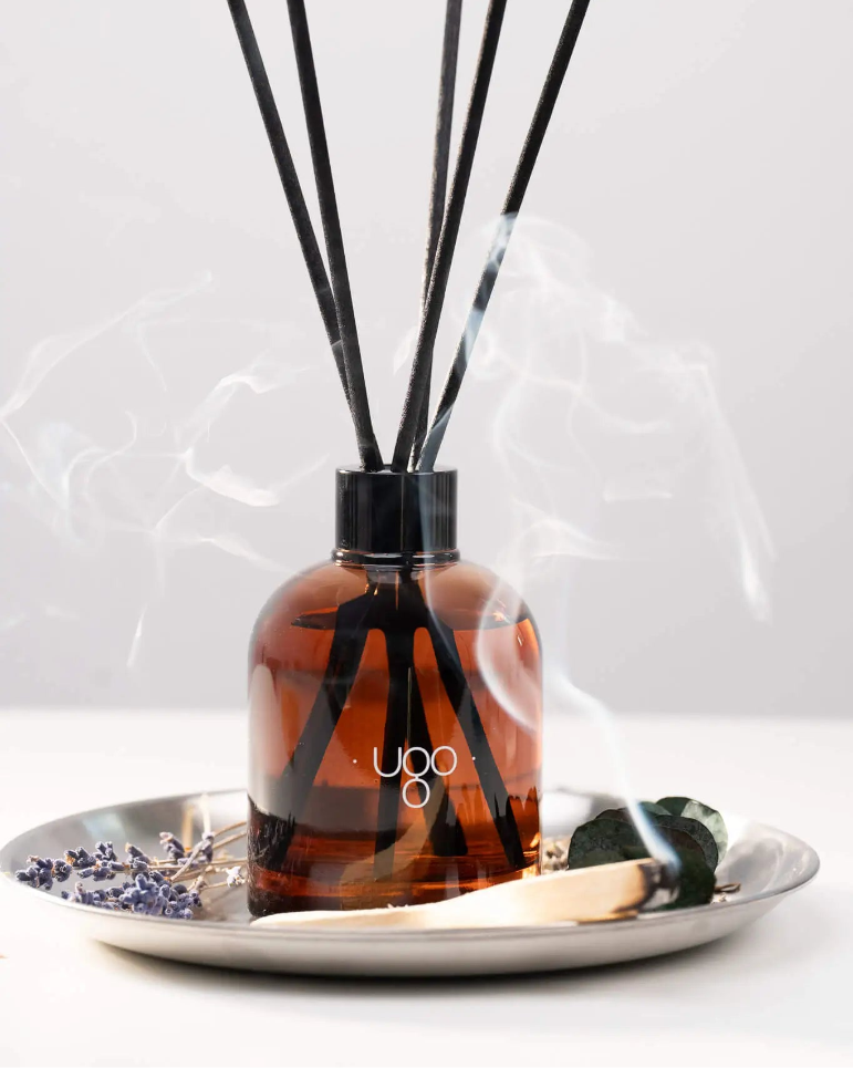 Diffuseur d'ambiance avec ses principaux ingrédients, pali santo, lavande et eucalyptus. 