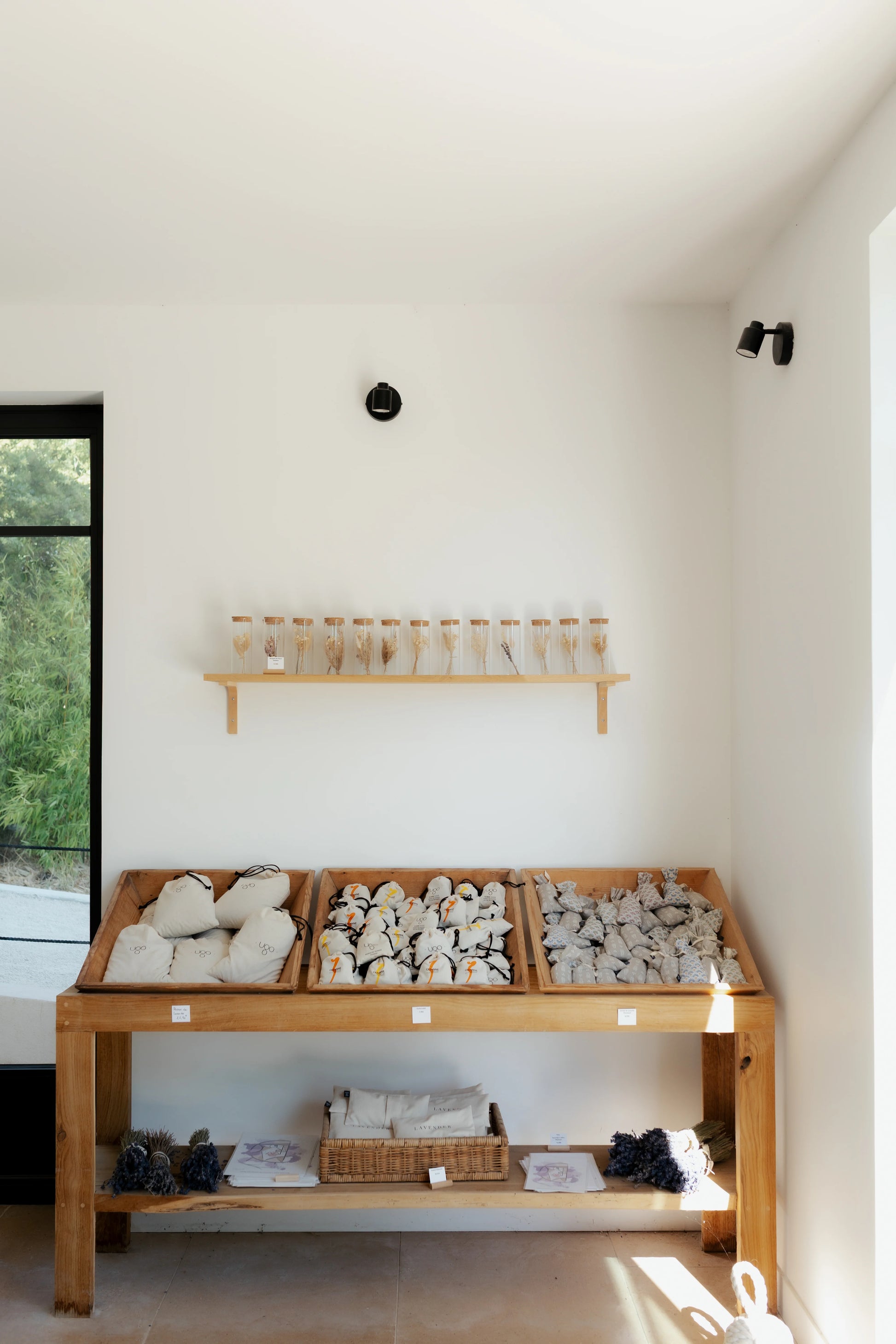 Pochons traditionnels de Terre Ugo exposés en boutique à Aix-en-Provence.