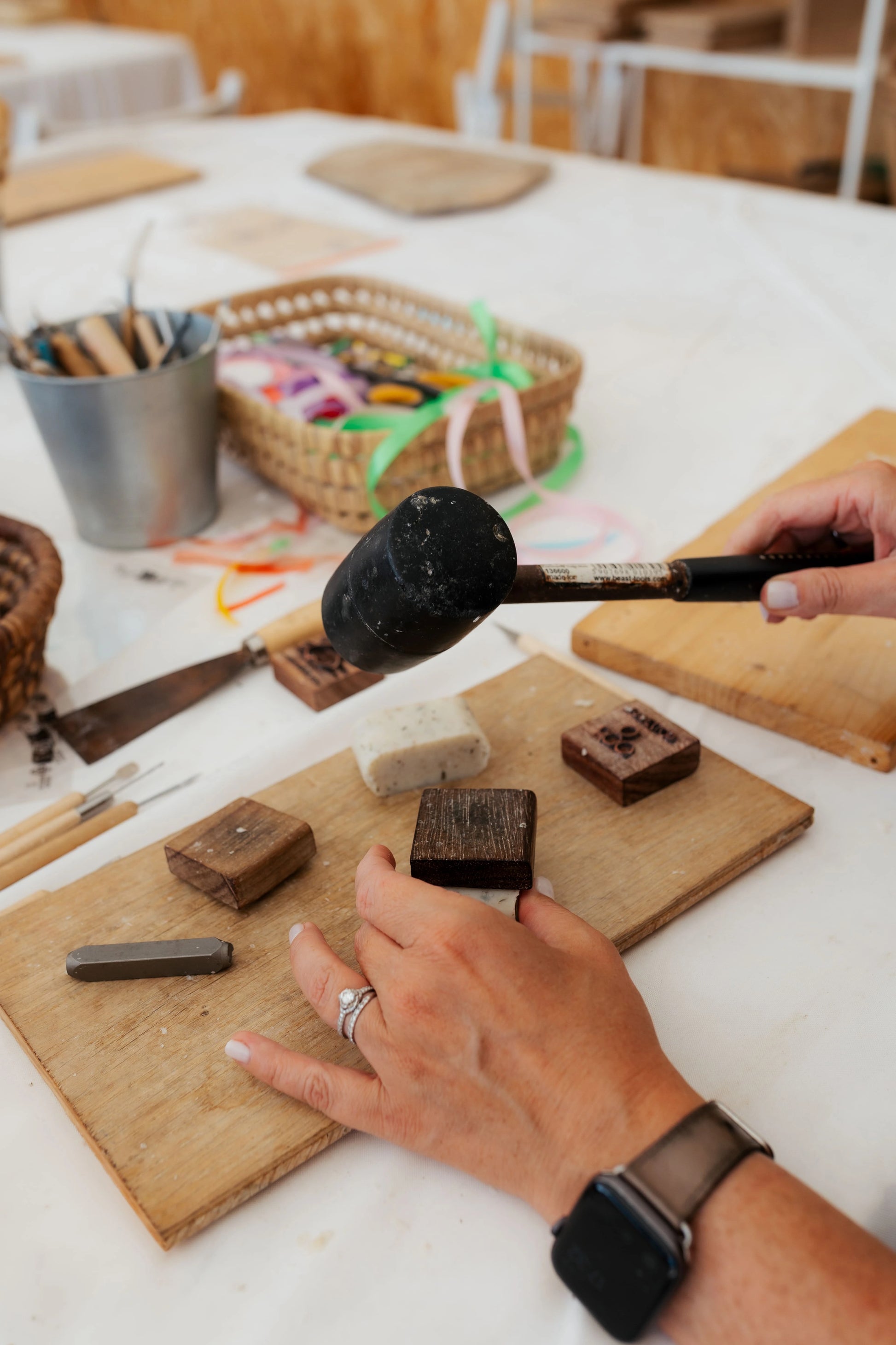 Customisation d'un savon de lavande à Terre Ugo avec un maillet. 