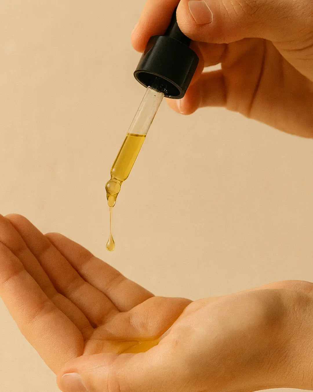 Application de l'huile de massage à la lavande Terre Ugo avec sa pipette.