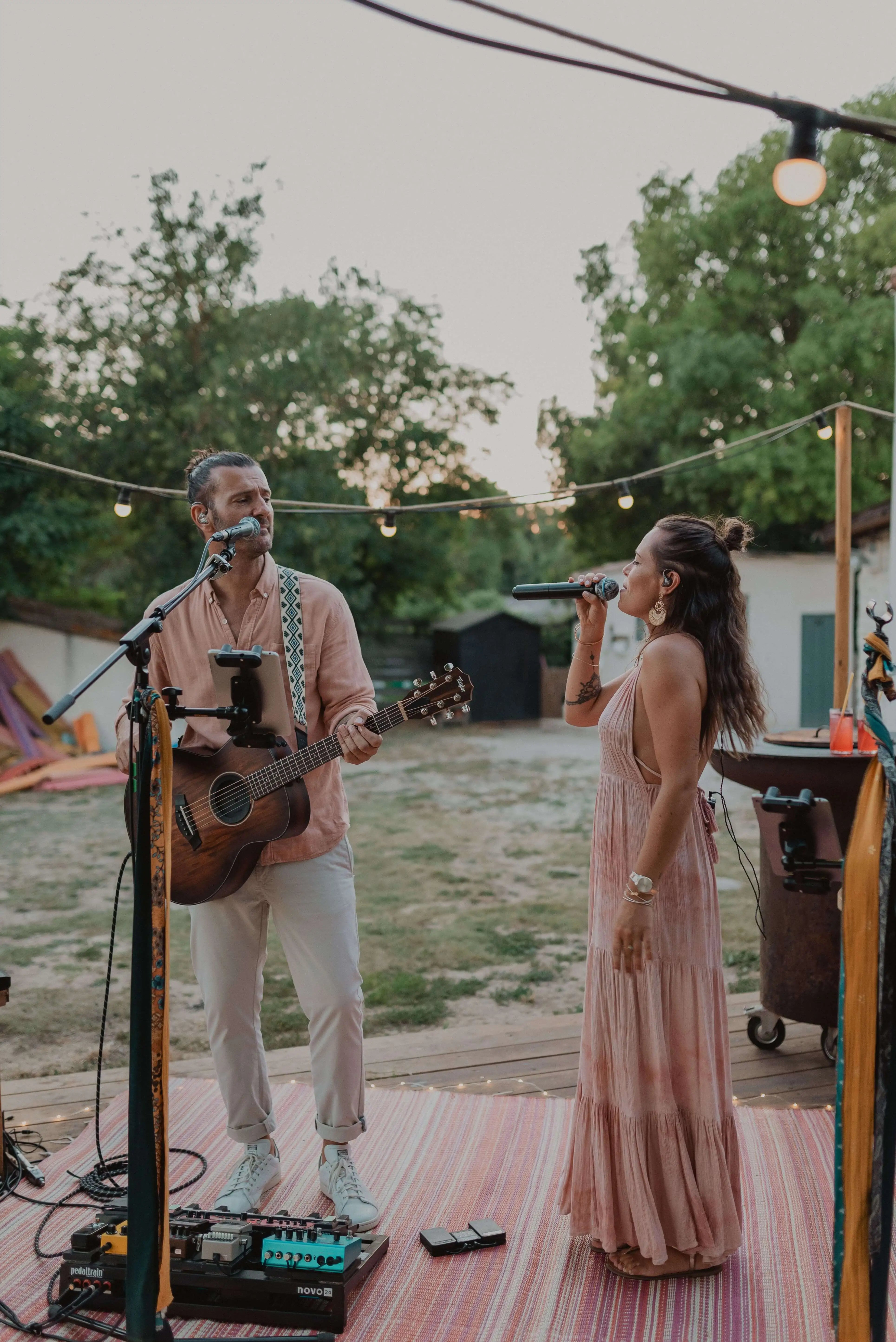 Duo acoustique de live musique lors de l'Apéro d'Ugo. 