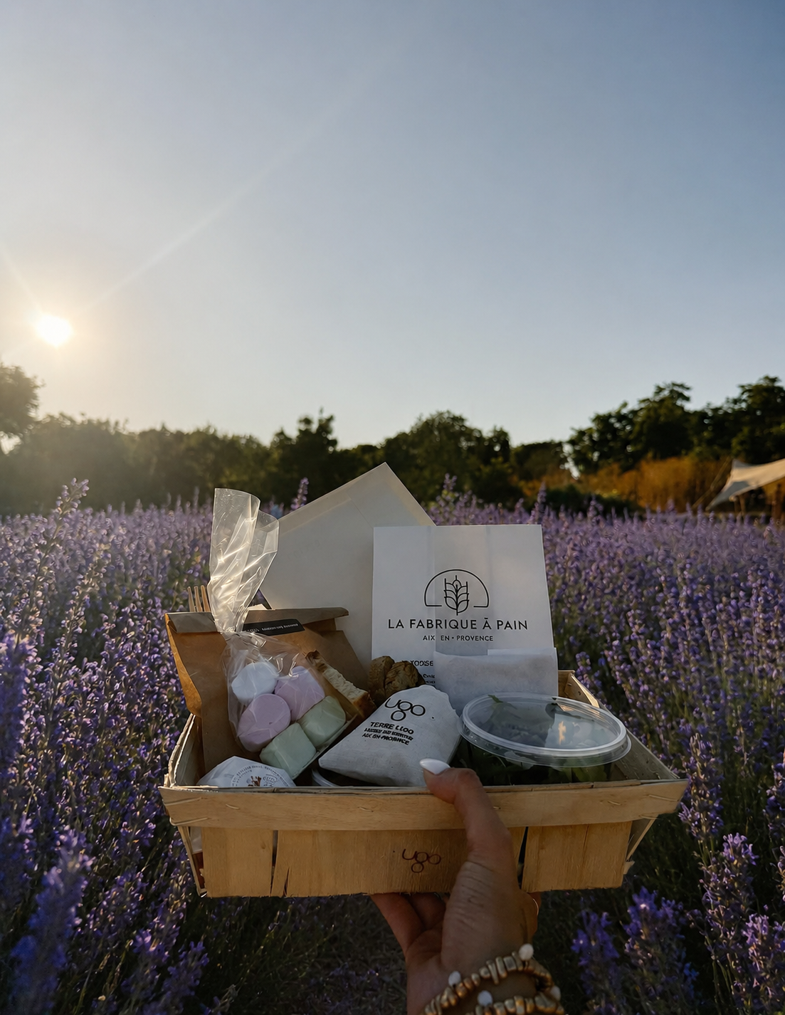 Panier servi lors des soirées Lavender Night au domaine Terre Ugo. Produits locaux, frais et authentiques, issus d'un savoir-faire d'exception.