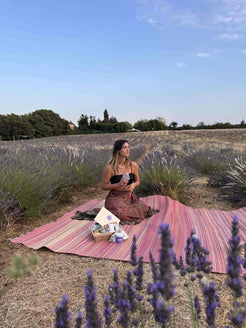 Femme sur une rabane dans le champ de lavande lors de la soirée Lavender Night. 