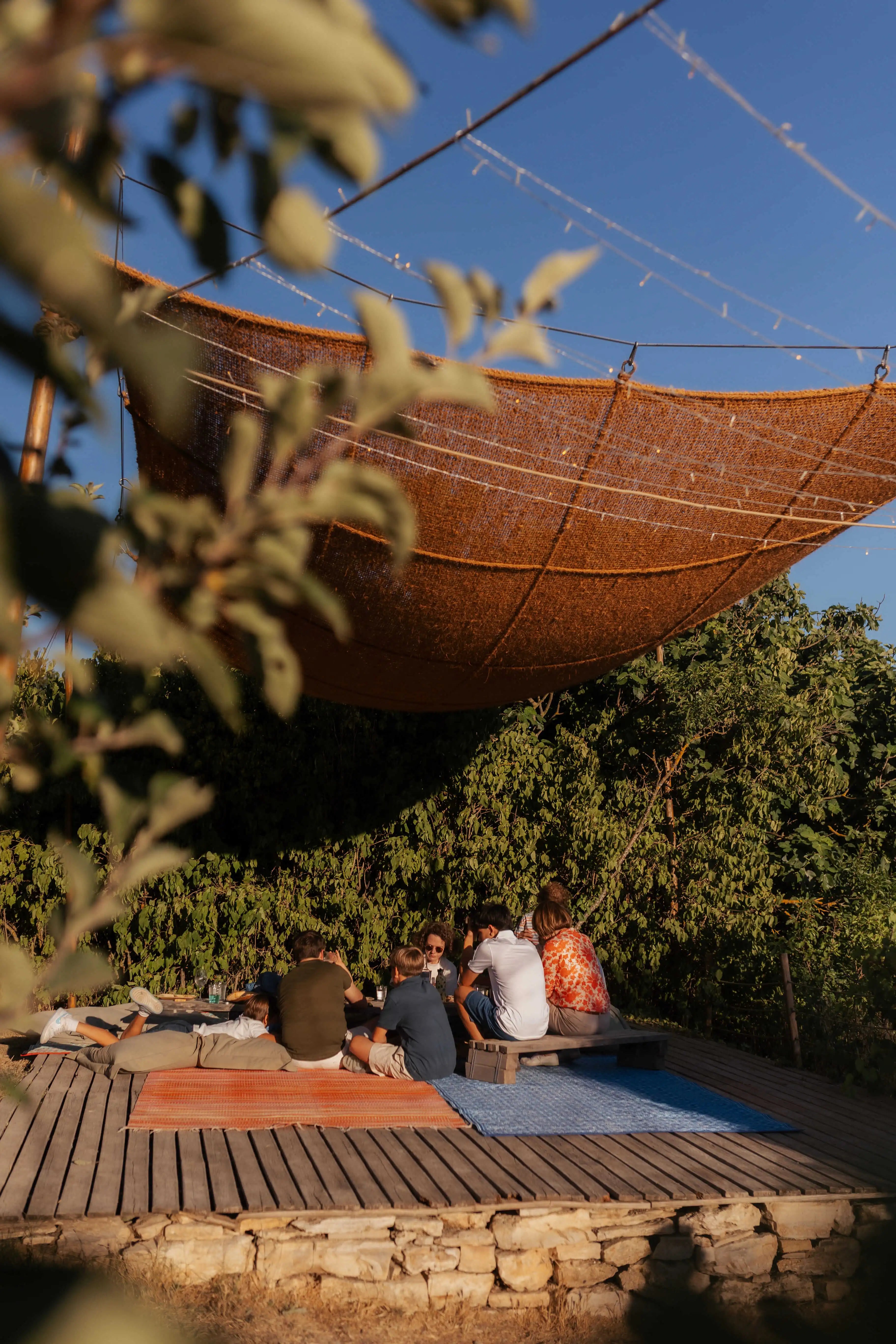 Dégustez une bouteille de vin entre amis au domaine Terre Ugo au coucher de soleil et dans notre zone de détente.