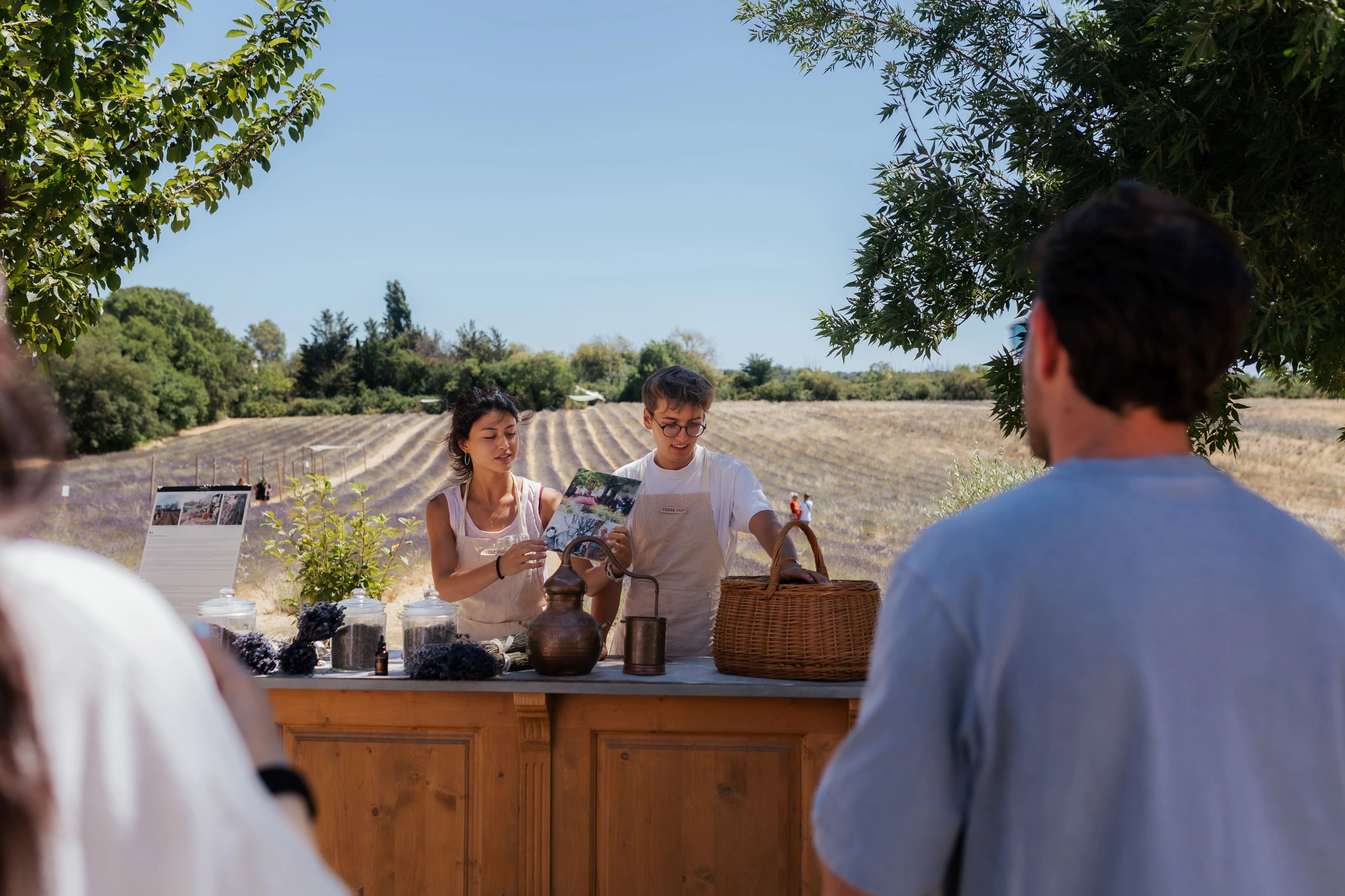 Nos animateurs font la présentation du domaine Terre Ugo, expliquant l'histoire de notre ferme ainsi que nos pratiques d'agriculture biologique.