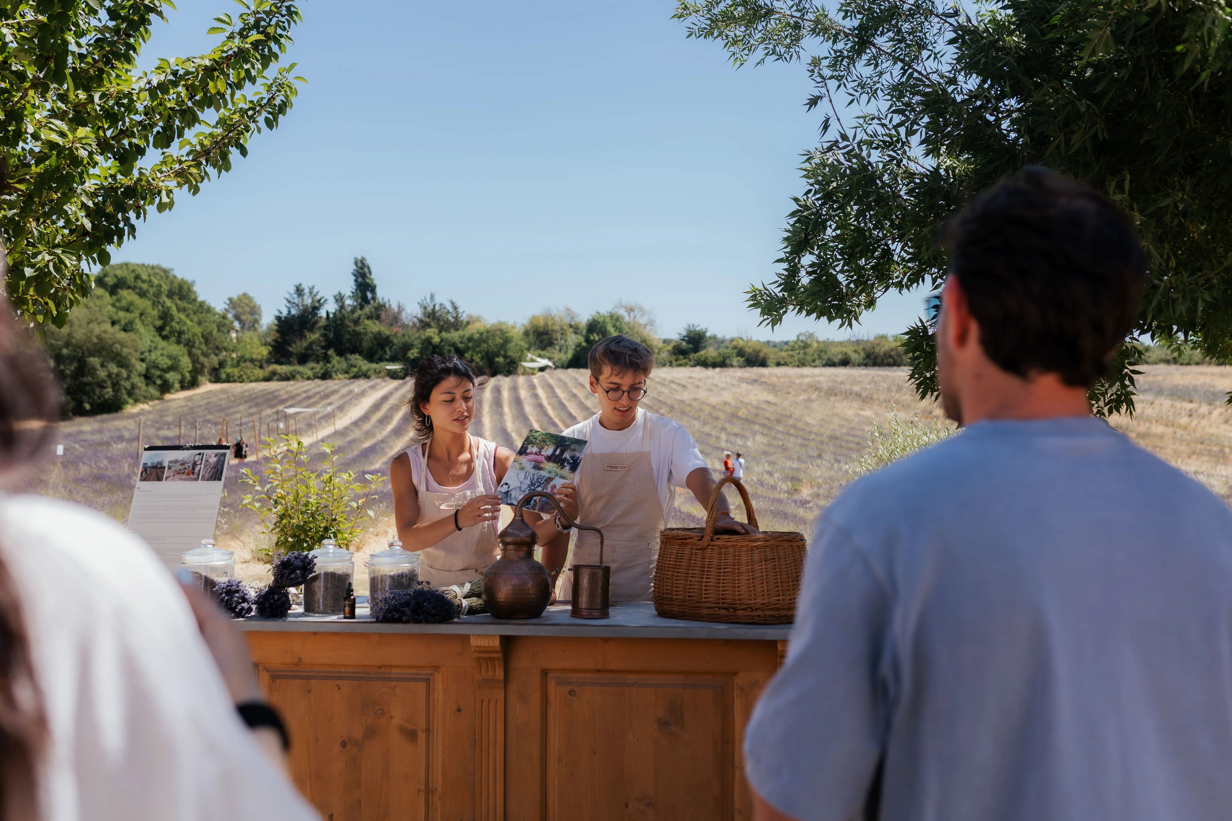 Nos animateurs font la présentation du domaine Terre Ugo, expliquant l'histoire de notre ferme ainsi que nos pratiques d'agriculture biologique.