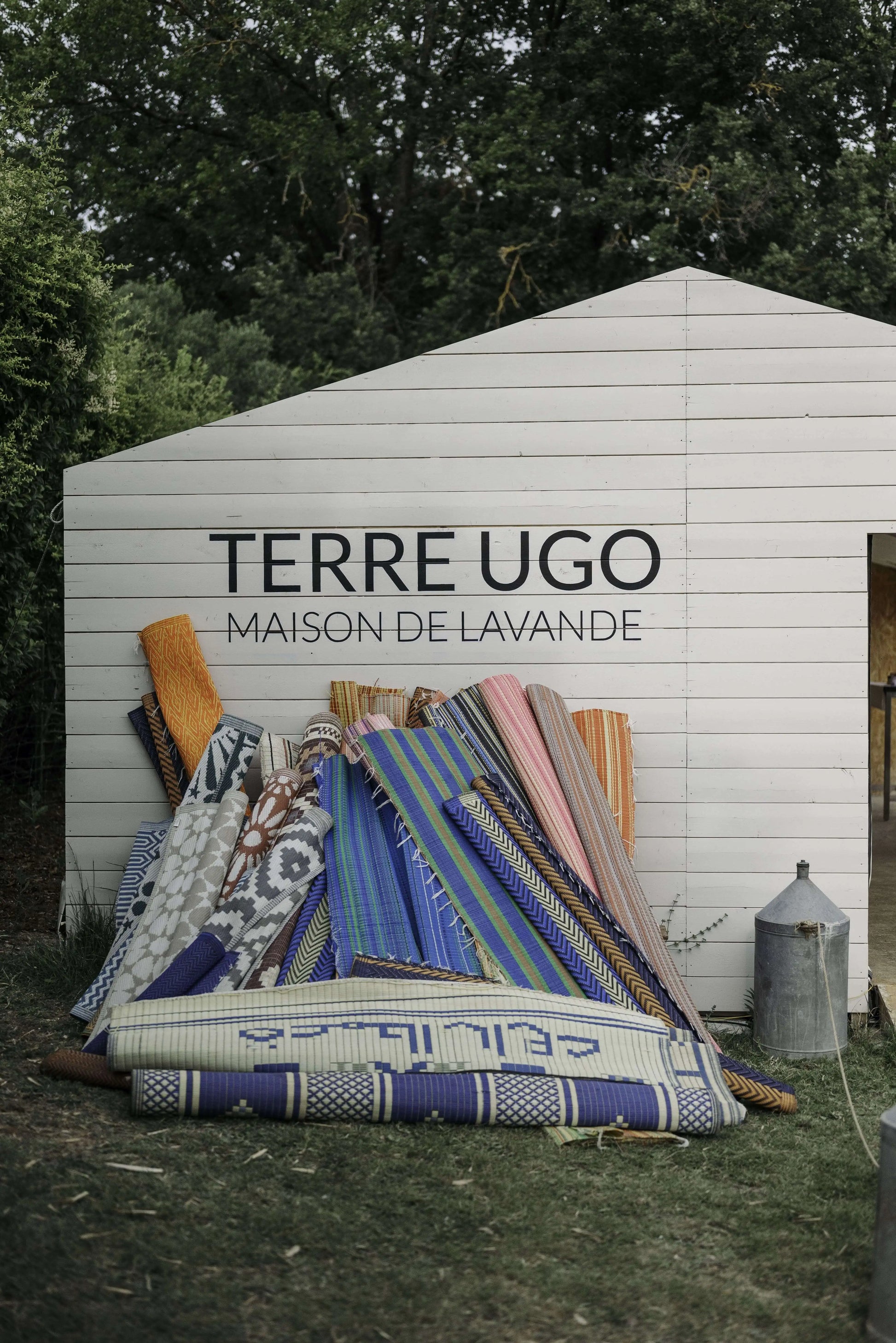 Rabanes à disposition lors des Apéros d'Ugo, appuyées contre le mur du coin restauration du domaine Terre Ugo.