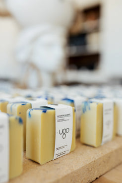 Savon solide au lavandin biologique de Terre Ugo exposé en boutique à Aix-en-Provence. 