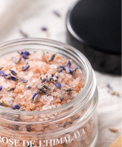 Zoom sur le pot du Sel rose de l'Himalaya à la lavande bio de Terre Ugo.