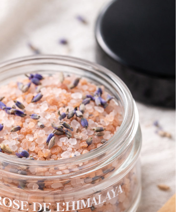 Zoom sur le pot du Sel rose de l'Himalaya à la lavande bio de Terre Ugo.
