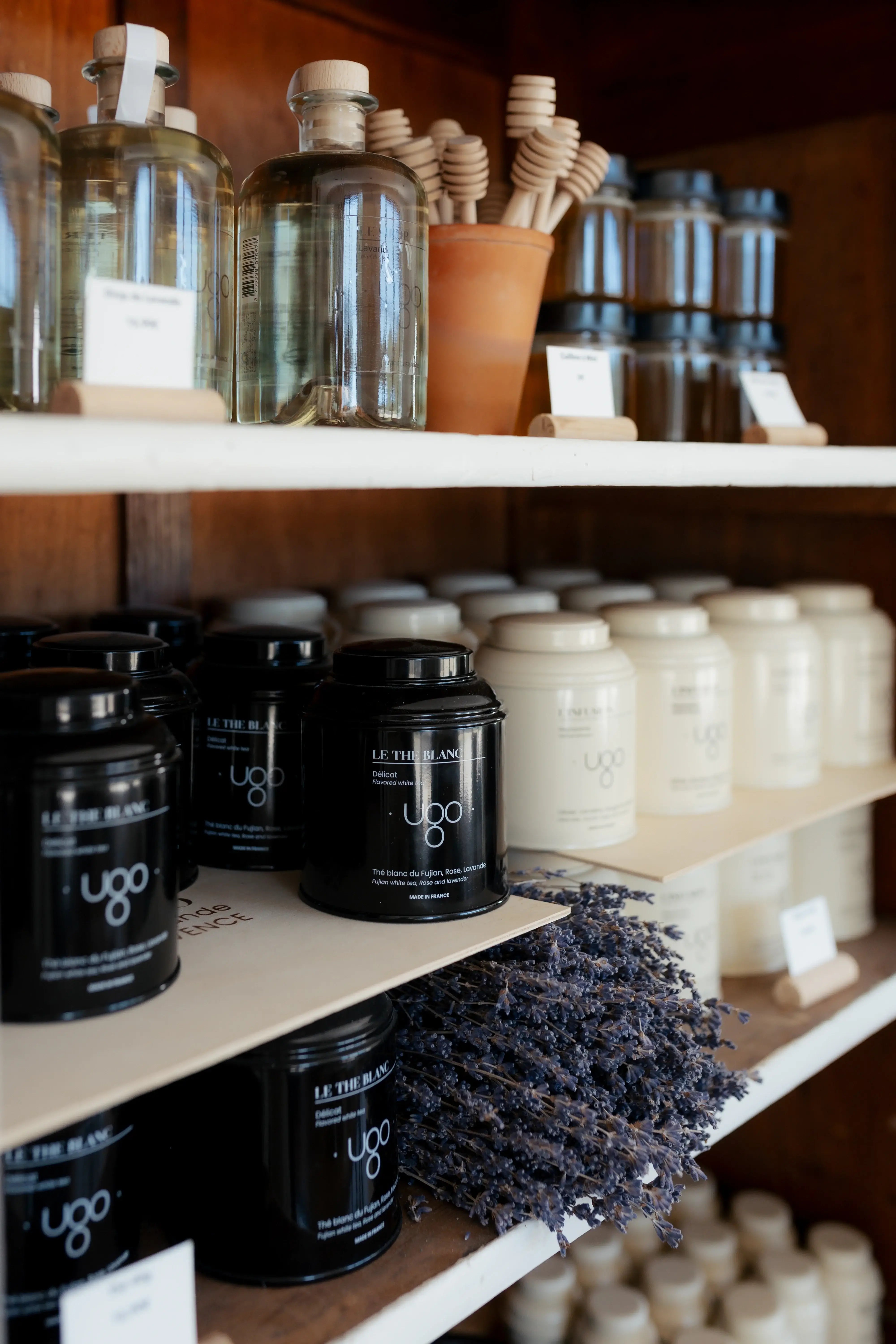 Gamme gastronomique de Terre Ugo exposée en boutique.