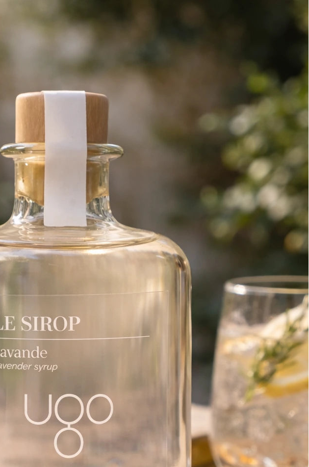 Sirop de lavande de Terre Ugo servi dans un cocktail.