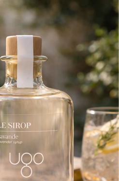 Sirop de lavande de Terre Ugo servi dans un cocktail.