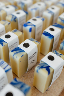 Savon marbré de Terre Ugo à l'huile d'olive et à l'huile essentielle de lavande, exposé à notre boutique d'Aix-en-Provence.