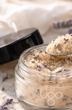 Focus sur la texture du sucre à la lavande bio de Terre Ugo. 