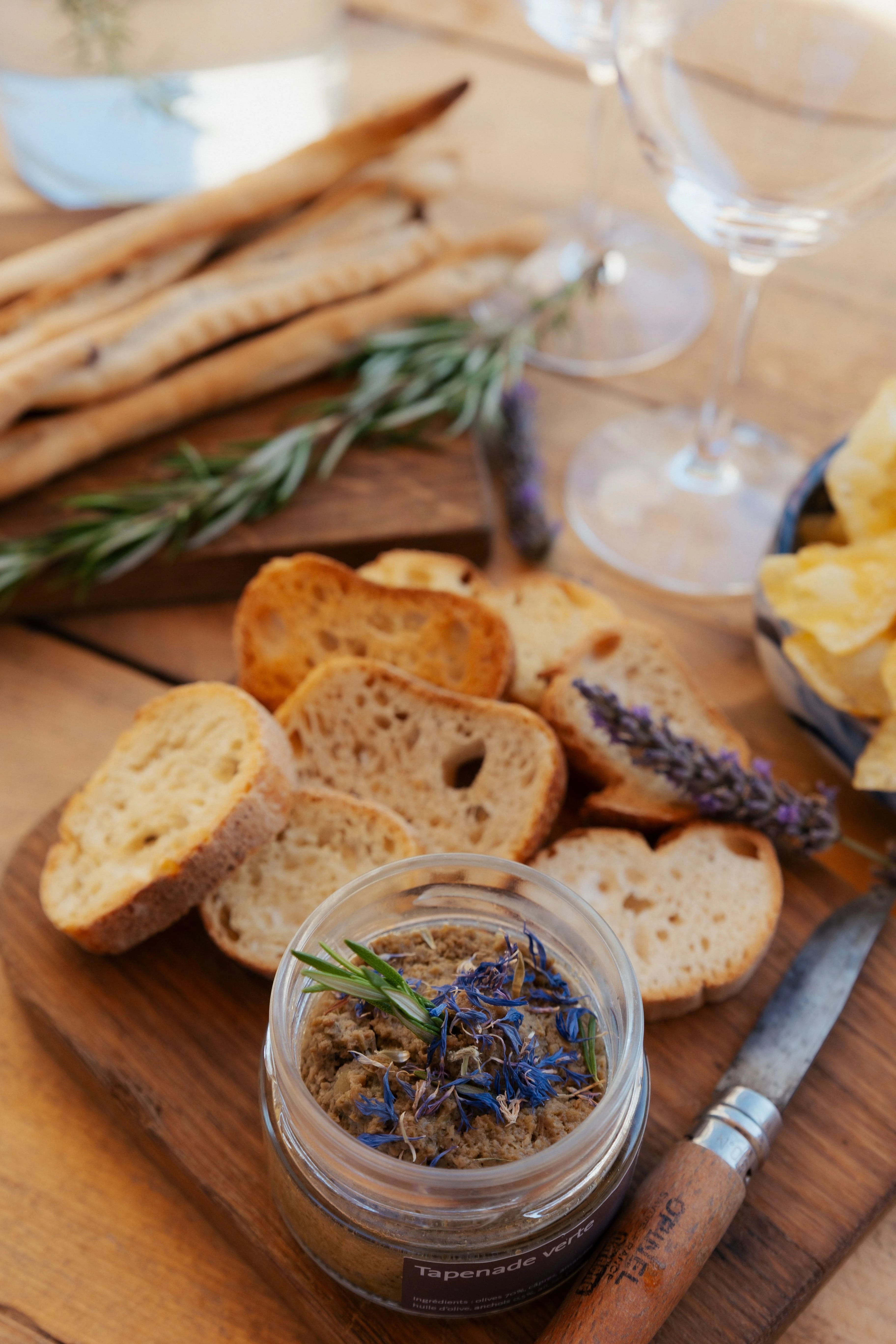Example d'un repas tapas pour la restauration du midi. Tapenade, croutons, gressins et chips artisanales. 