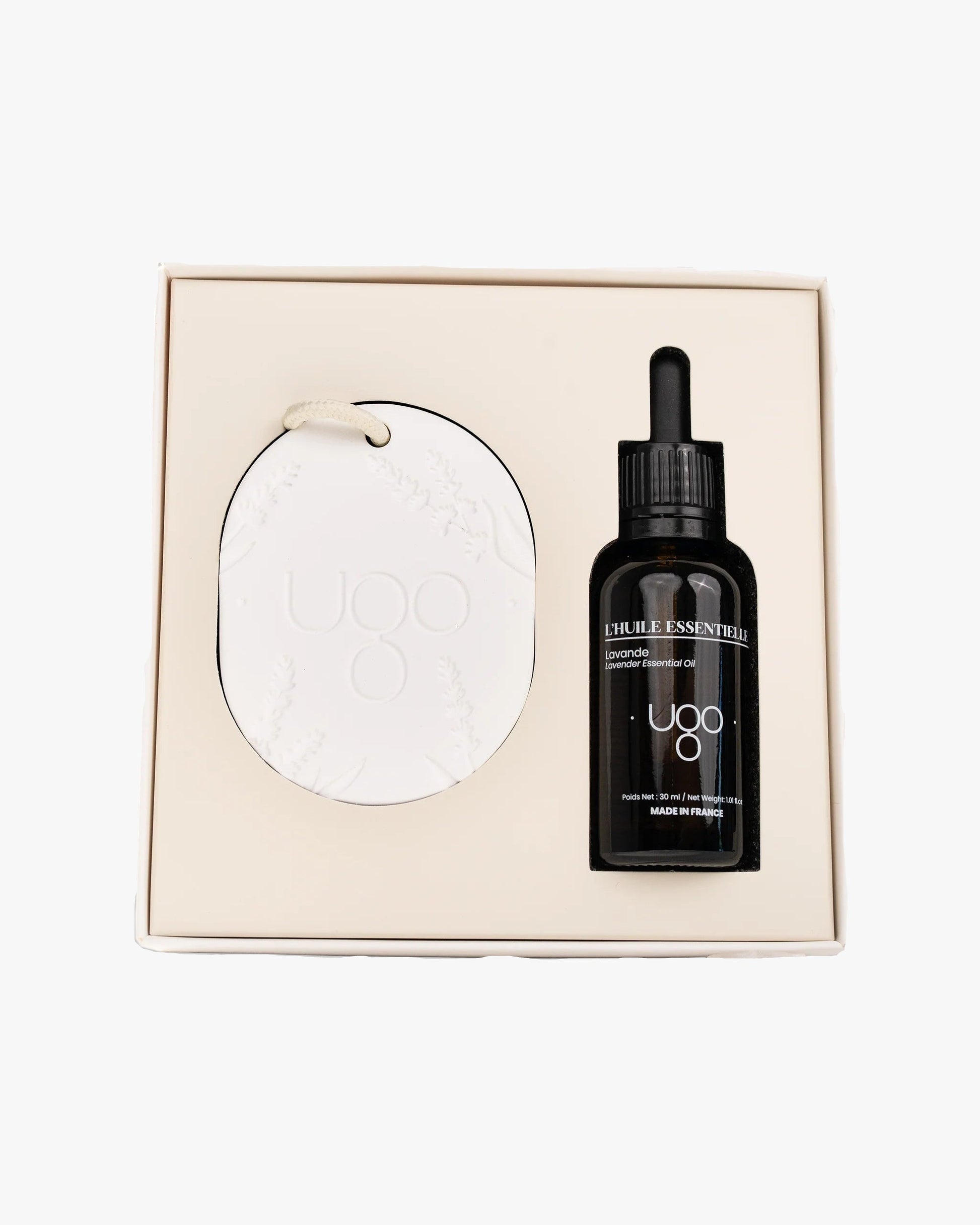Coffret Terre Ugo avec diffuseur en céramique et flacon d’huile essentielle, vue d’ensemble.