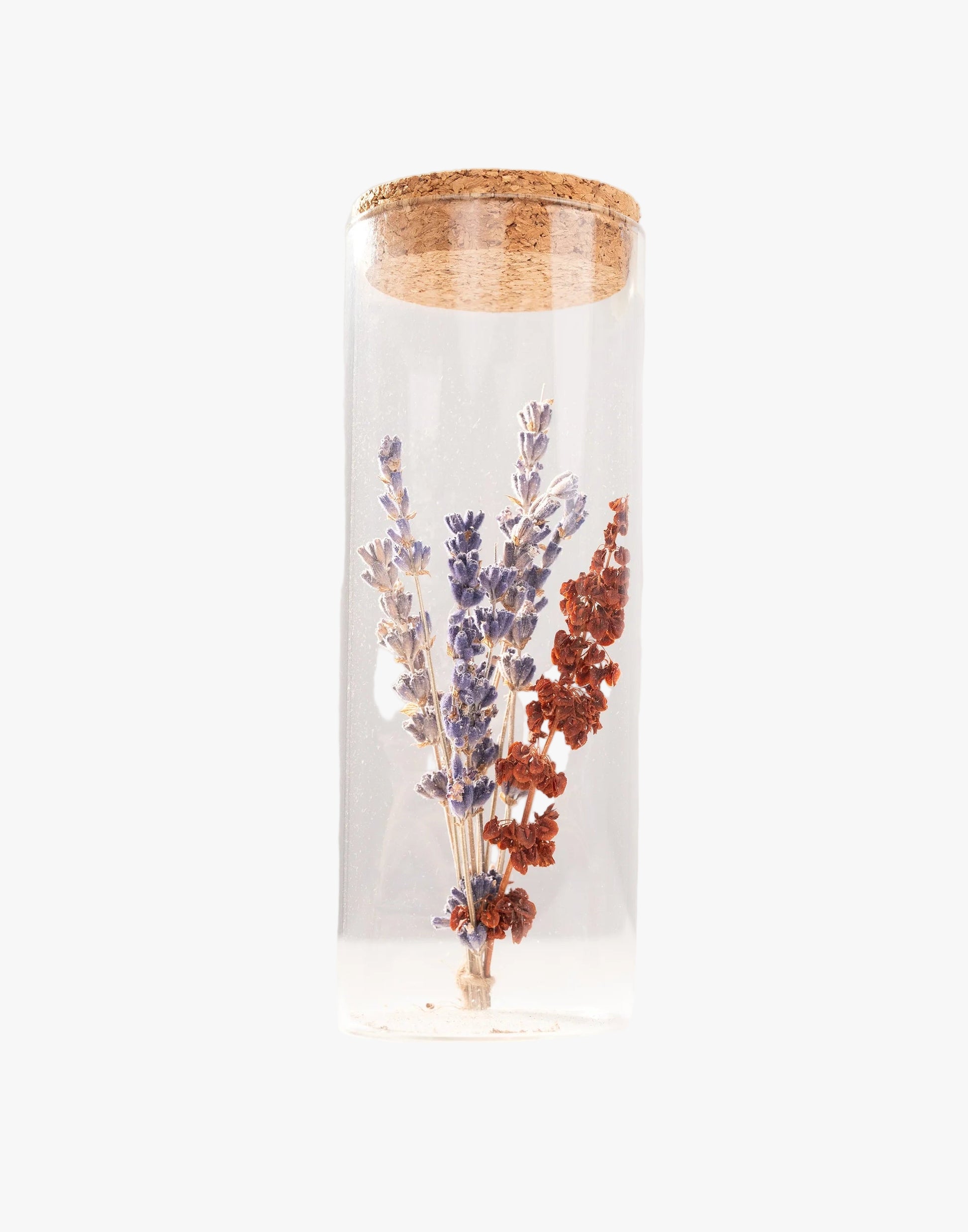 Bouquet de fleurs séchées Terre Ugo mêlant lavande et fleurs rouges, présenté dans un tube en verre avec bouchon en liège, vue de face.