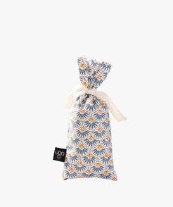 Sachet de lavande traditionnel Terre Ugo avec motif bleu, vue de face.