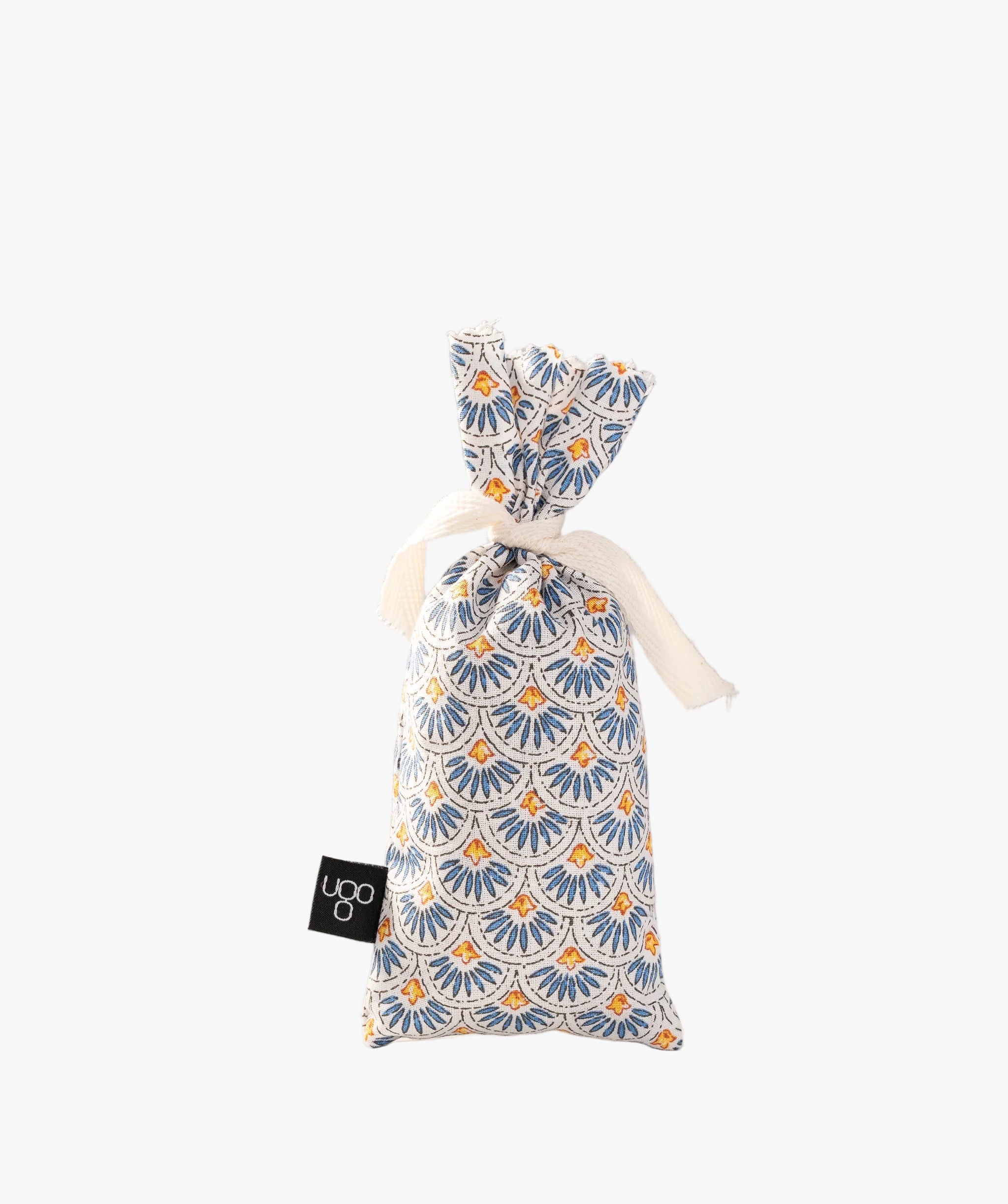 Sachet de lavande traditionnel Terre Ugo avec motif bleu, vue de face.
