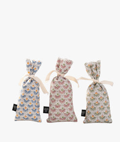 Sachets de lavande traditionnels Terre Ugo aux différents motifs, présentés ensemble.