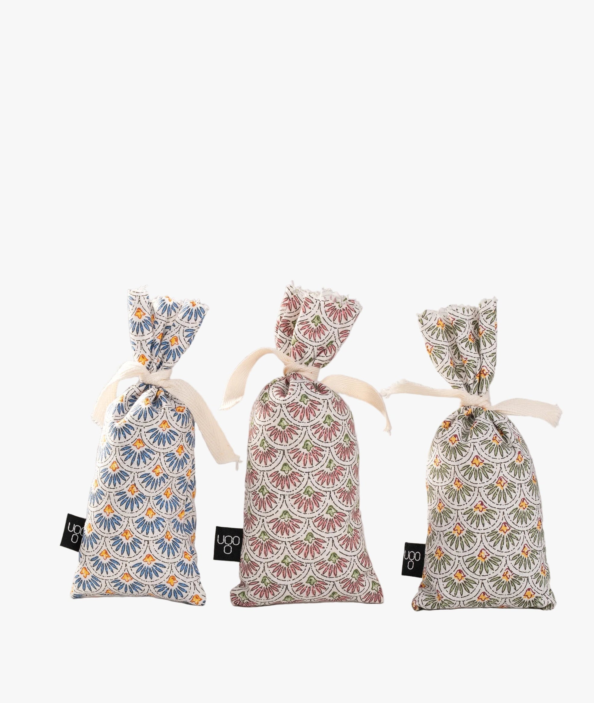 Sachets de lavande traditionnels Terre Ugo aux différents motifs, présentés ensemble.