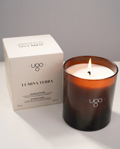 Bougie parfumée Lumina Terra Terre Ugo avec étui, vue de face.