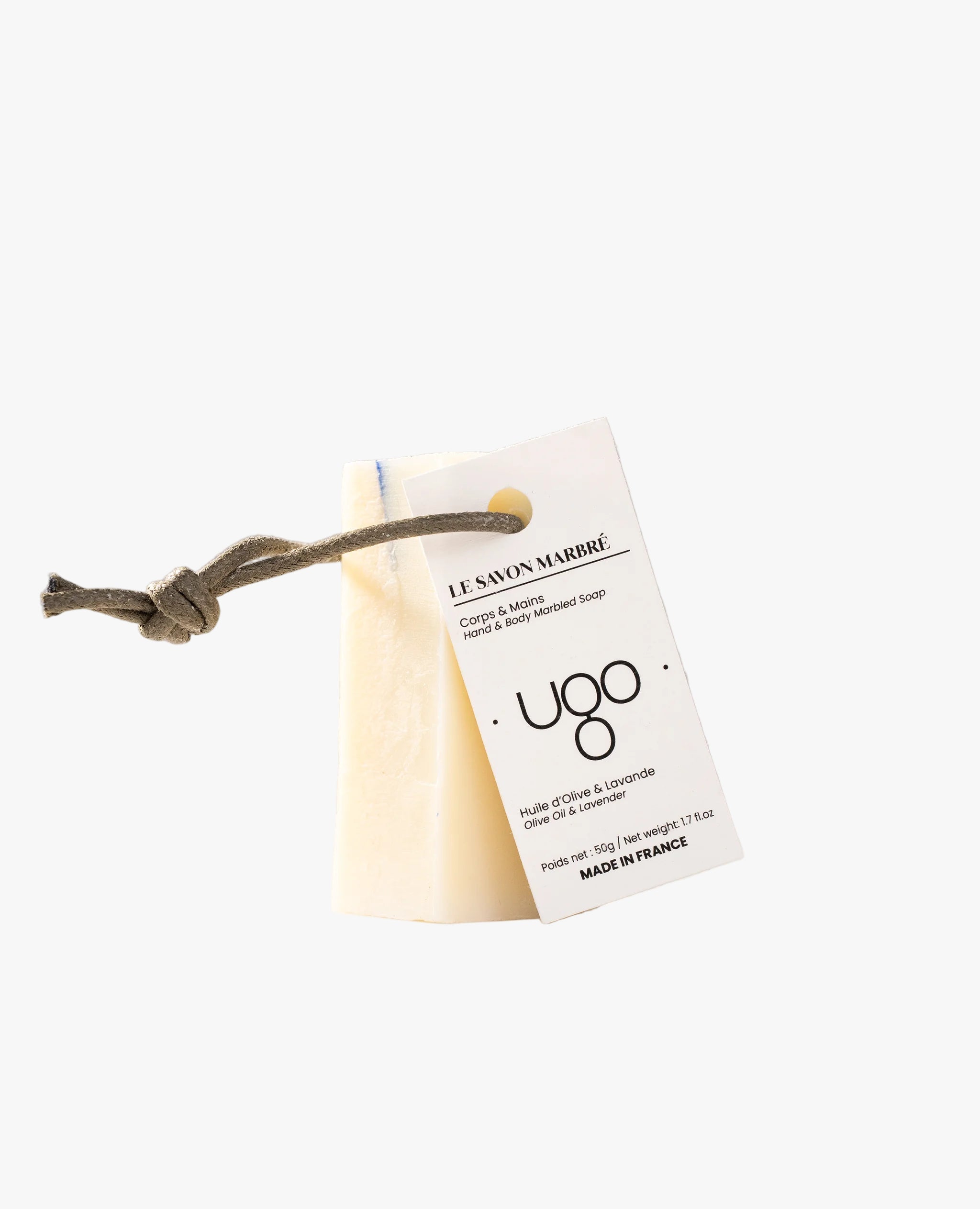 Savon marbré format moyen Terre Ugo avec corde et étiquette, vue de face.