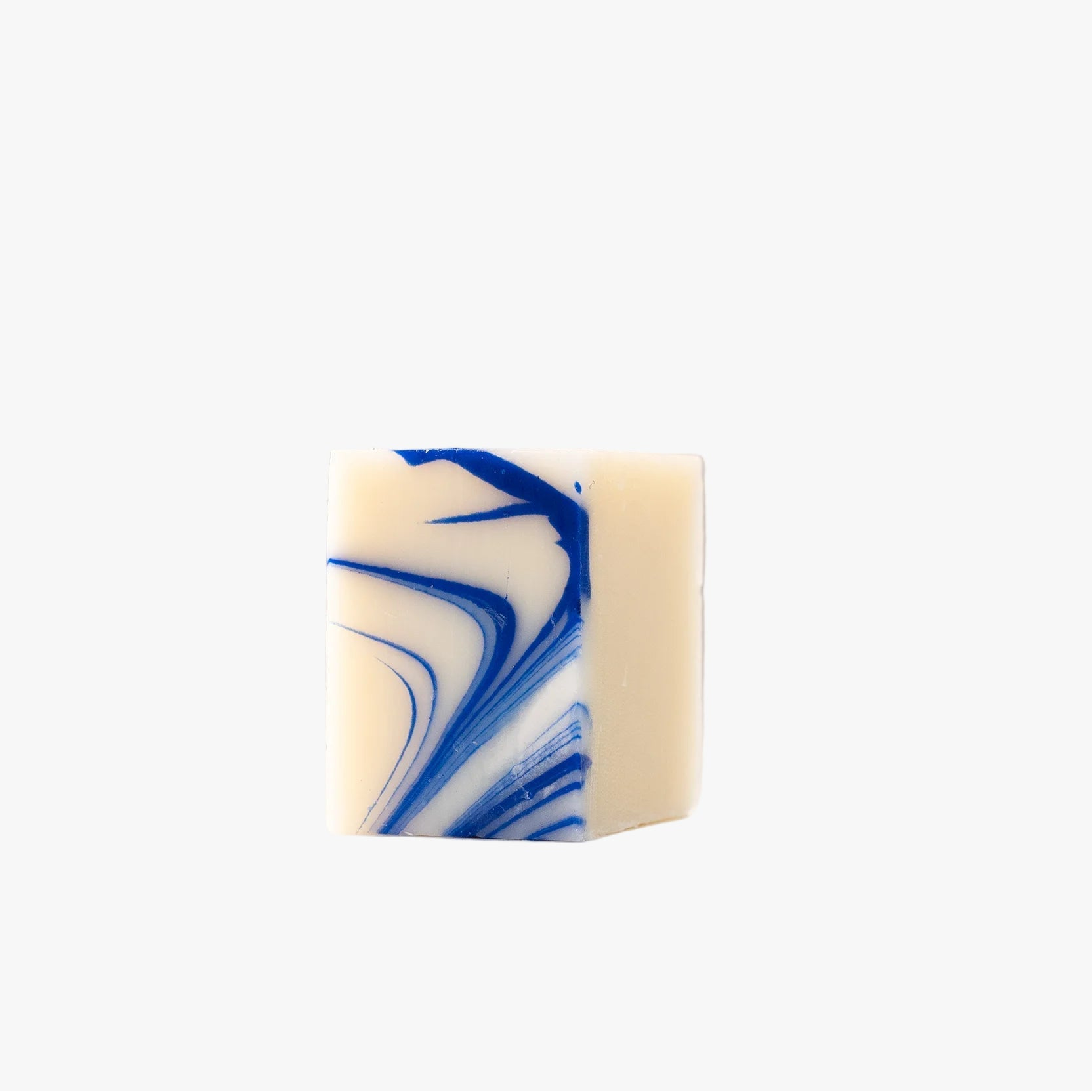 Savon marbré petit format Terre Ugo, vue de face avec motif bleu.