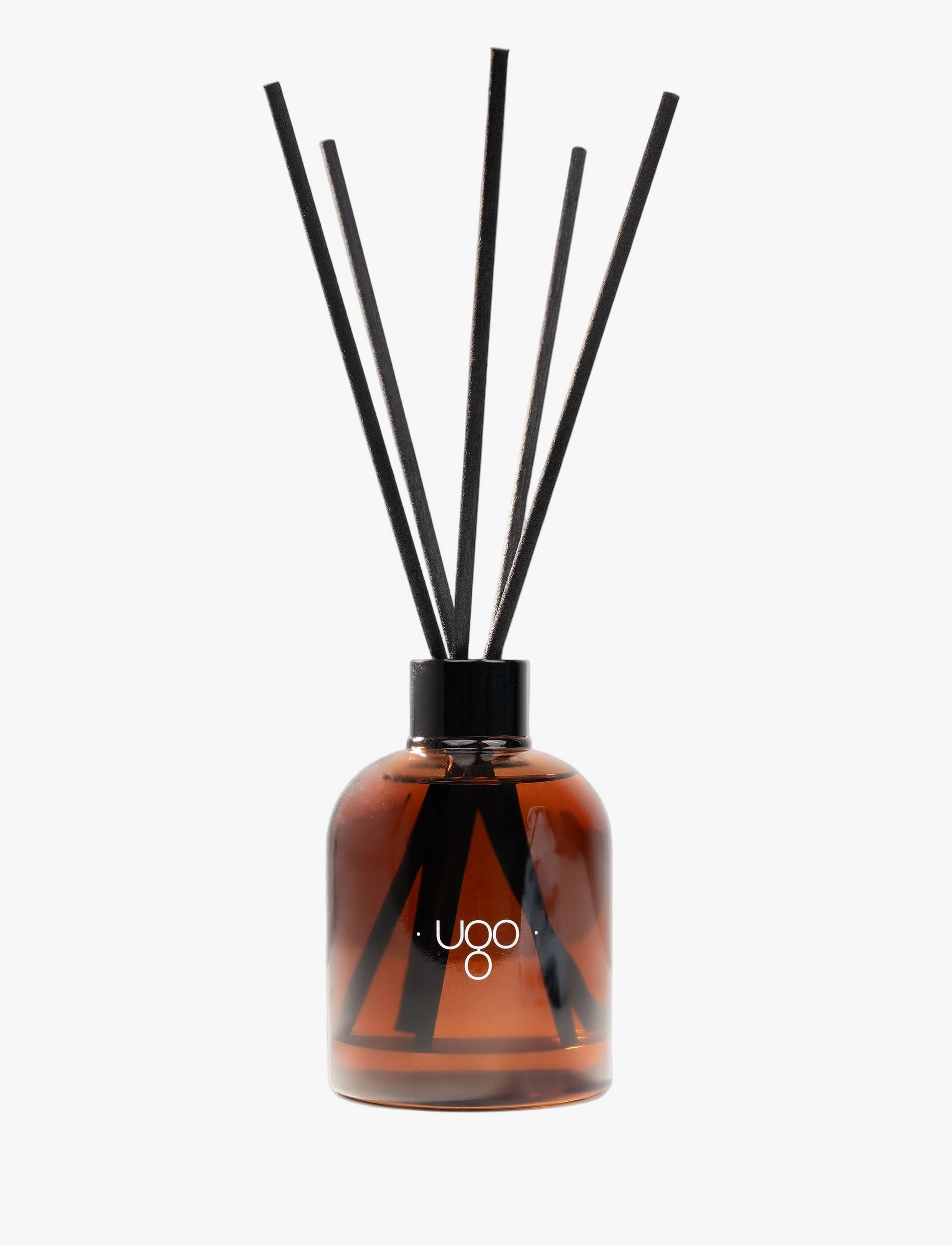 Diffuseur d’ambiance Terre Ugo avec tiges en rotin, flacon ambré, vue de face.