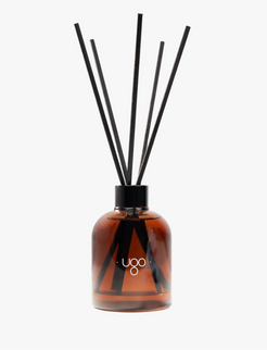 Diffuseur d’ambiance Terre Ugo avec tiges en rotin, flacon ambré, vue de face.