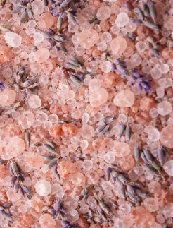 Zoom sur la texture du sel rose de l'Himalaya à la lavande bio de Terre Ugo.