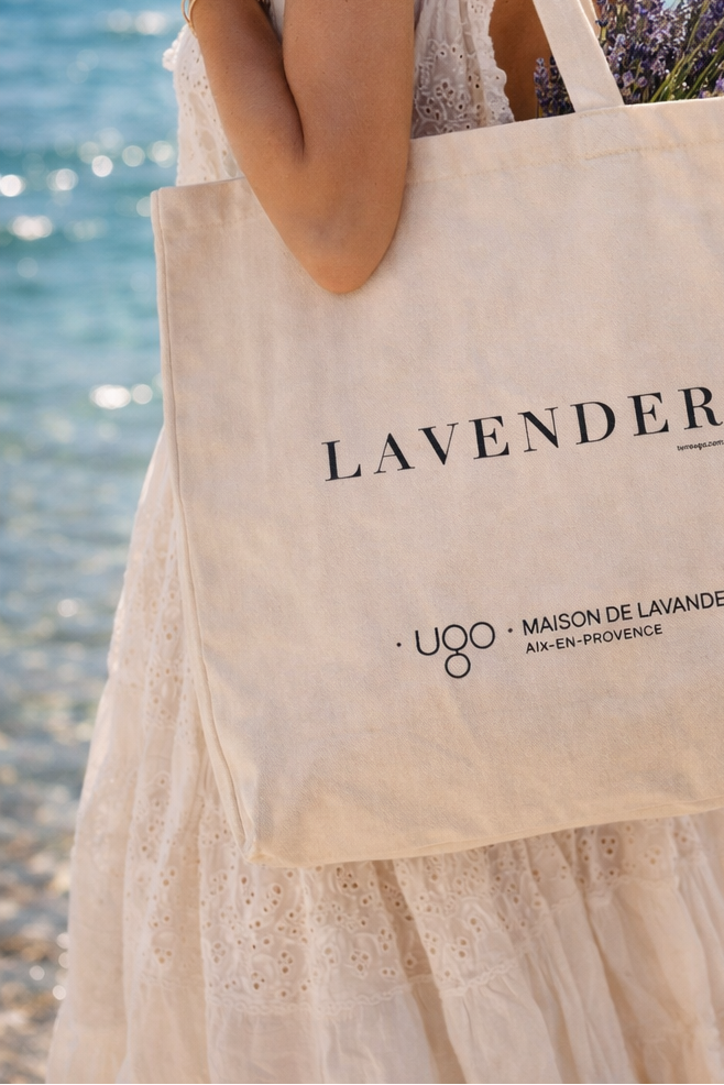 Femme portant le tote bag Lavender Terre Ugo.