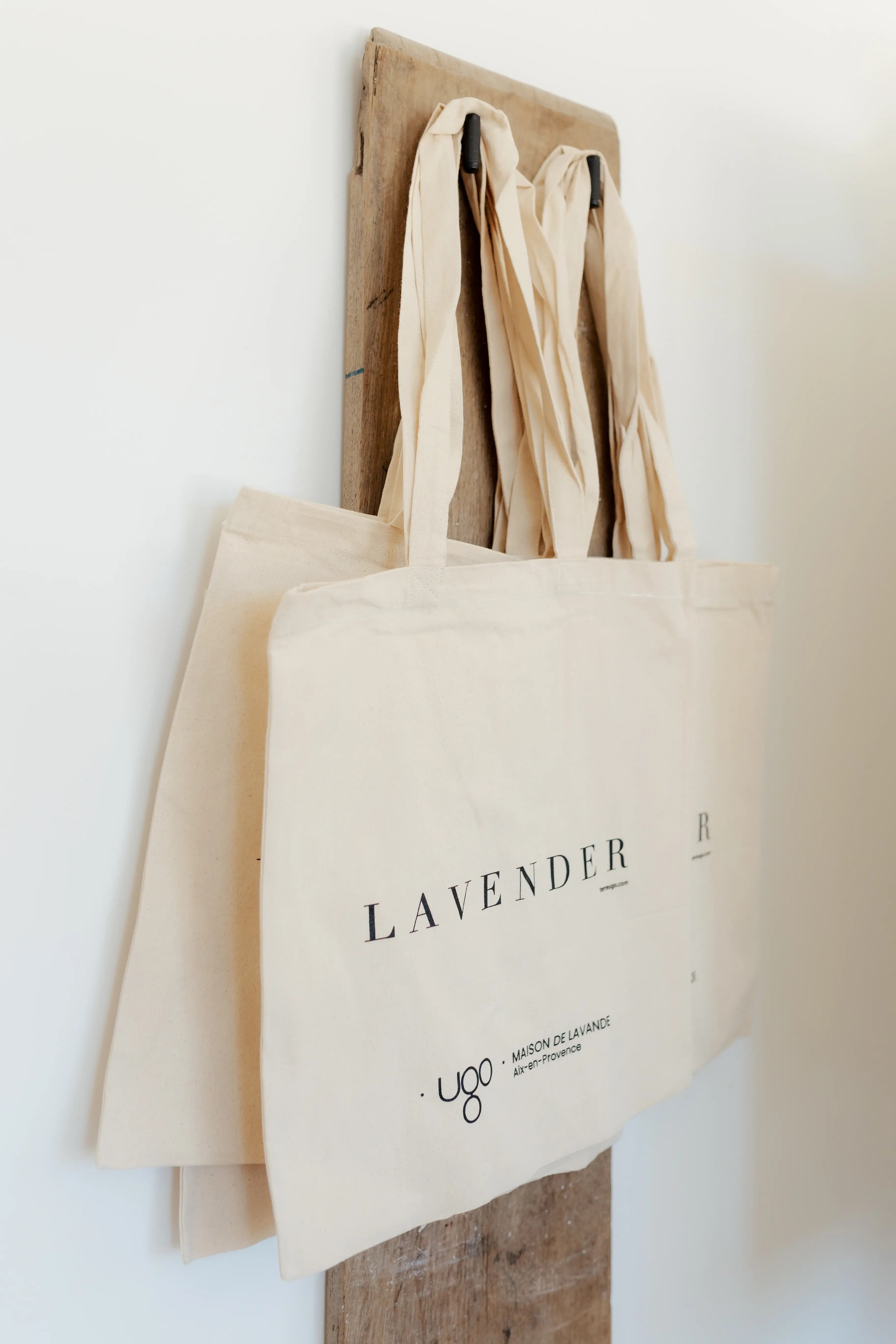 Tote bag Lavender exposé en boutique à Aix-en-Provence.