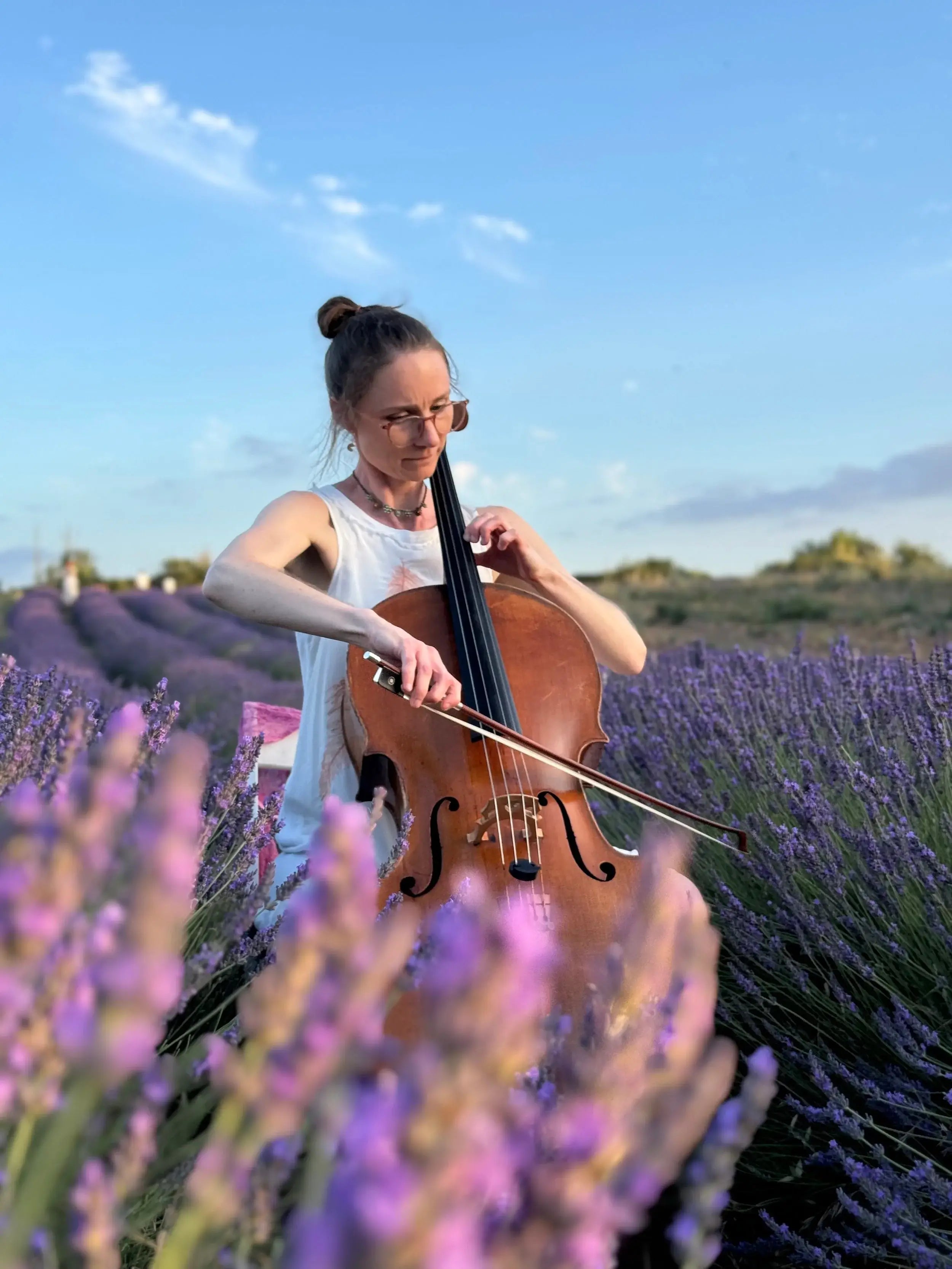 Chaque vendredi de juillet et août, un soliste joue de la musique dans notre domaine.  