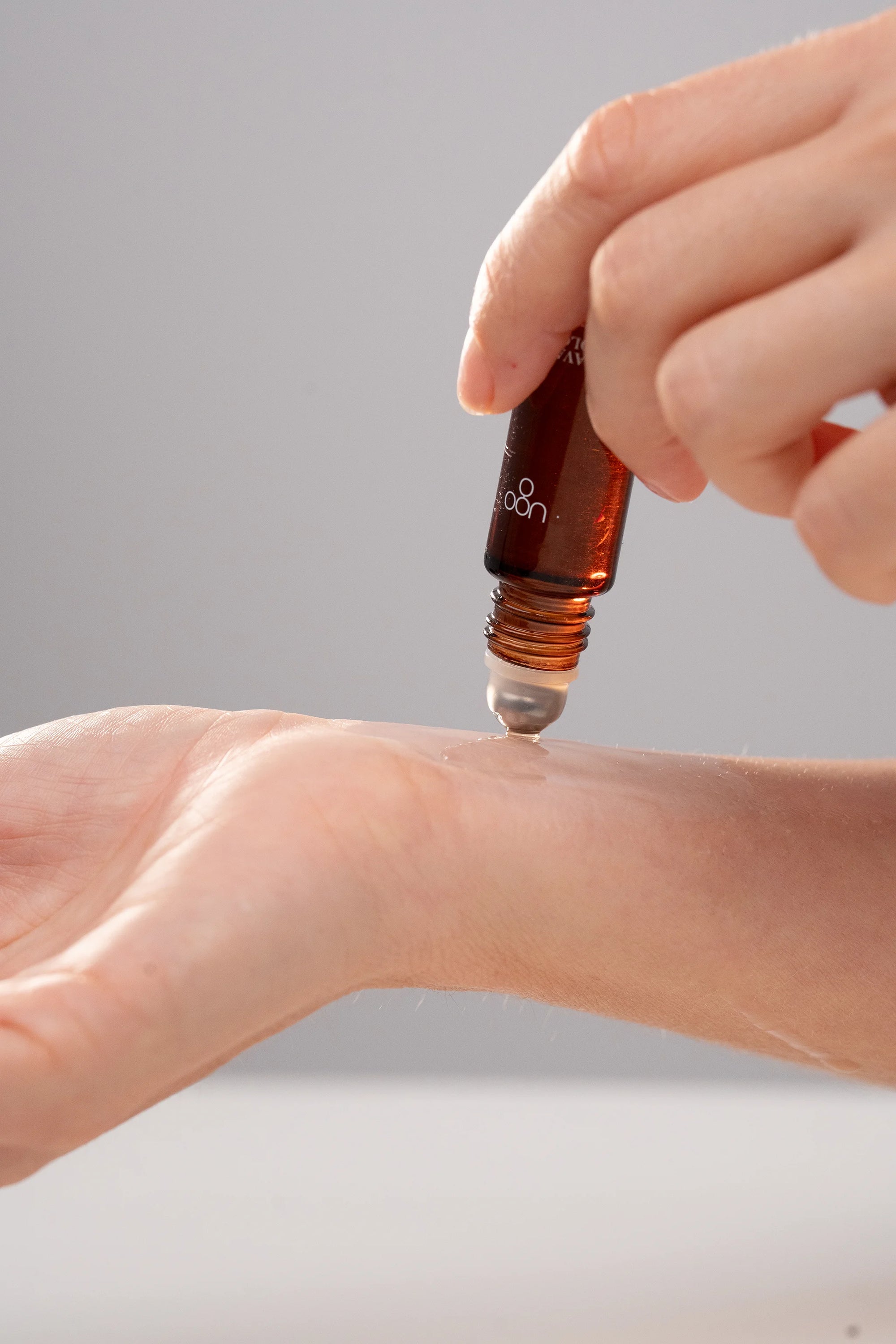 Utilisation du roll-on de bien-être de Terre Ugo sur la poignée. 